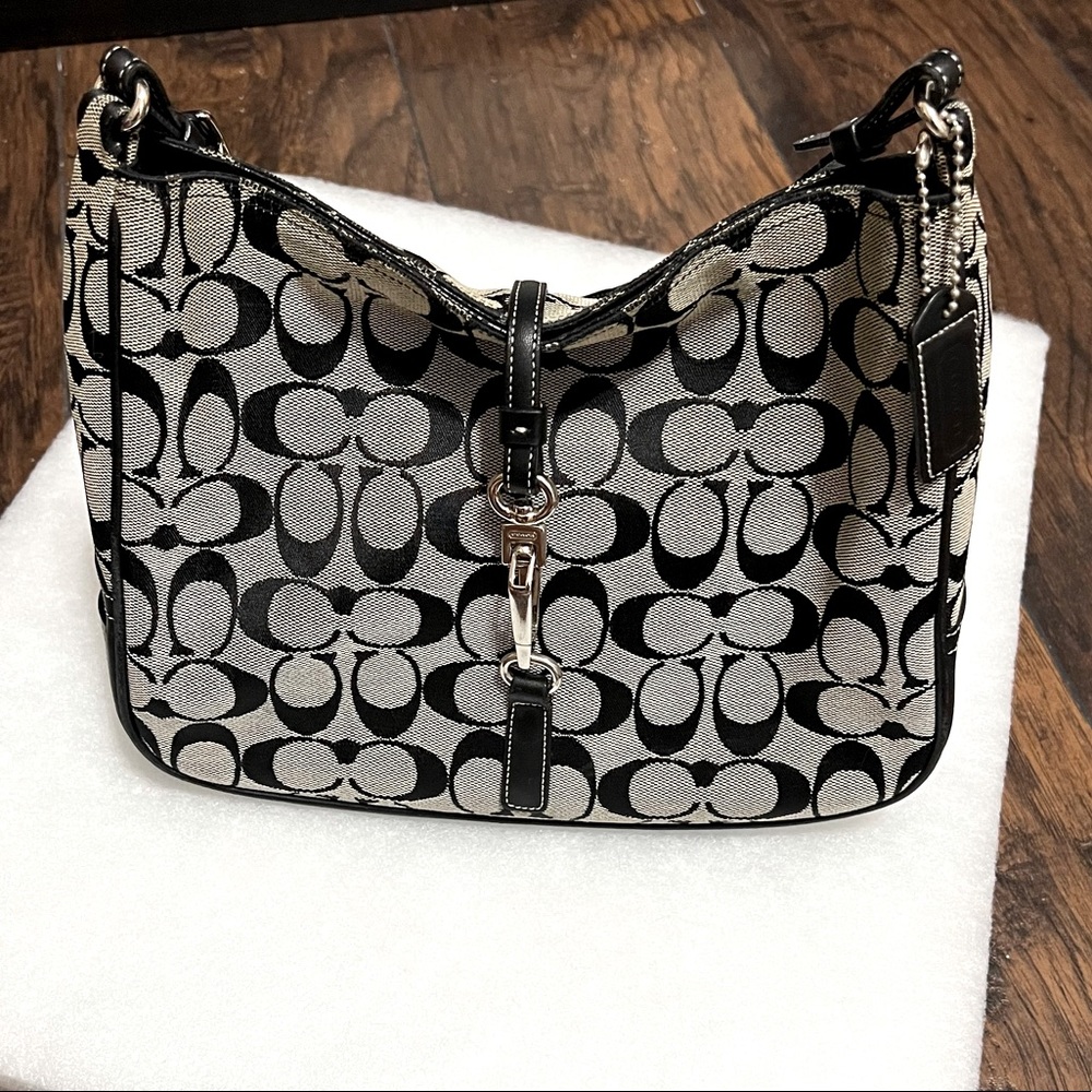 Coach• Vintage Signature Clip Hobo G2K-6091